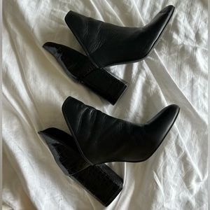 Steve Madden | Black v cut boots | SIZE : W8